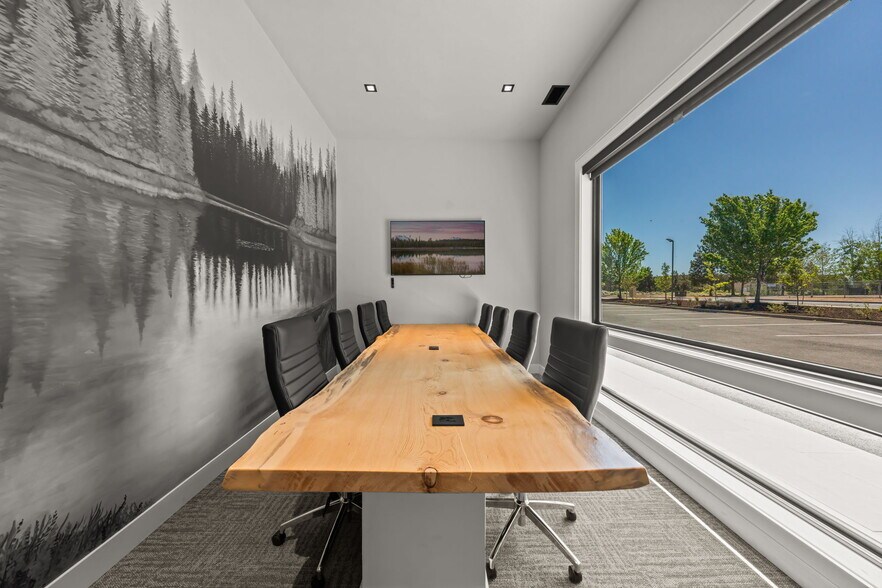 More Photos Of 565 SW Tamarack Ct, Redmond Warehouse For Lease