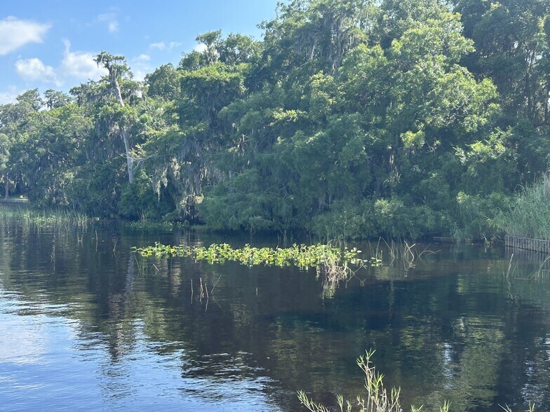 More Photos Of 101 S Prospect St, Crescent City Flex For Sale