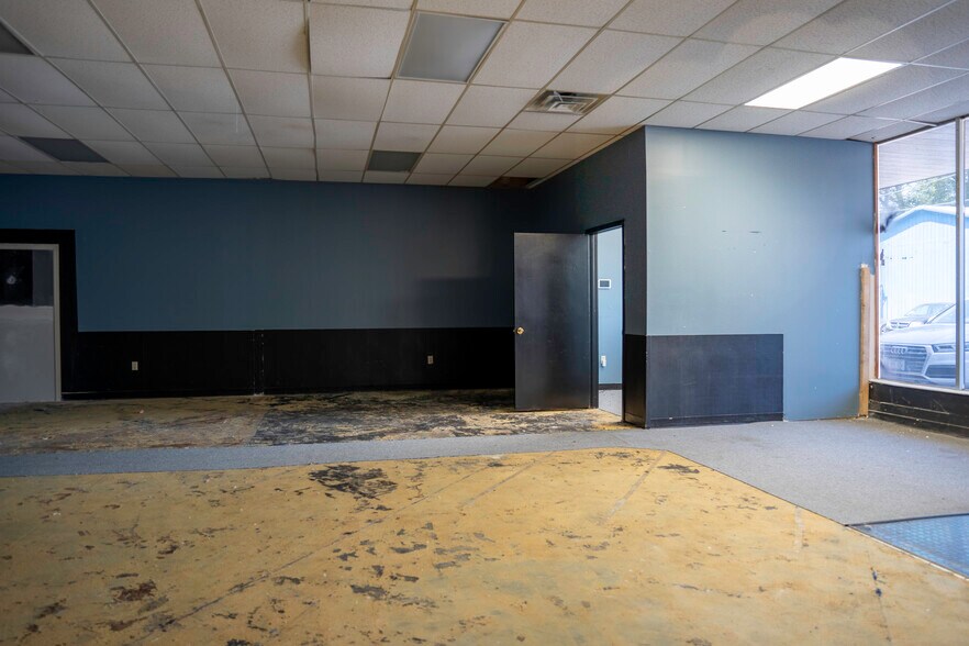 More Photos Of 1002-1010 NW Radial Hwy, Omaha Unknown For Lease