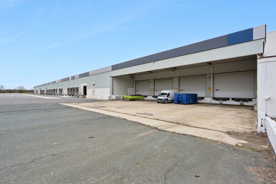 More Photos Of 2800 Eastern Blvd, Middle River Distribution For Lease