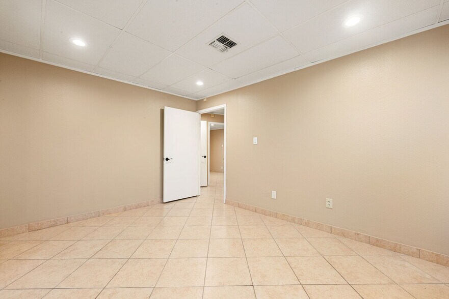 More Photos Of 130 W San Augustine St, Deer Park Office For Sale
