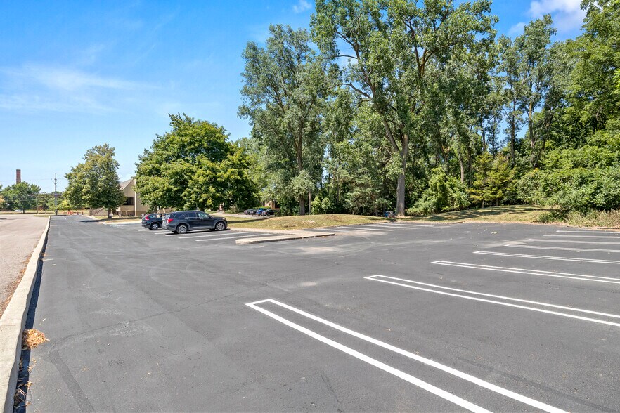 More Photos Of 24724 Lahser Rd, Southfield Office For Sale