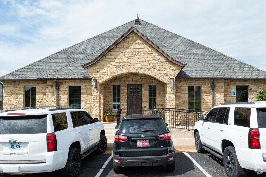 More Photos Of 13182 N Macarthur Blvd, Oklahoma City Office For Sale