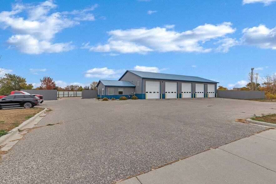 More Photos Of 3507 Dakota St, Alexandria Industrial For Lease