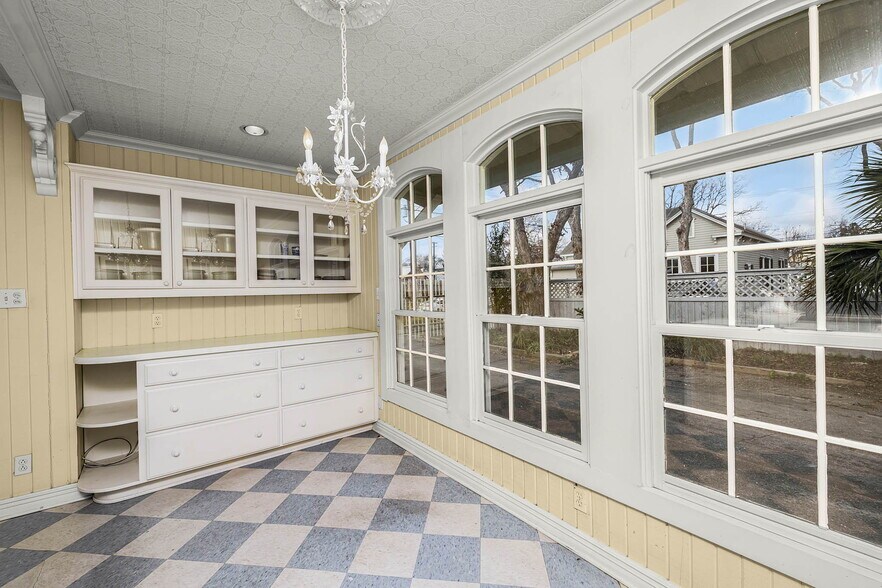 More Photos Of 633 S Castell Ave, New Braunfels Office Residential For Sale
