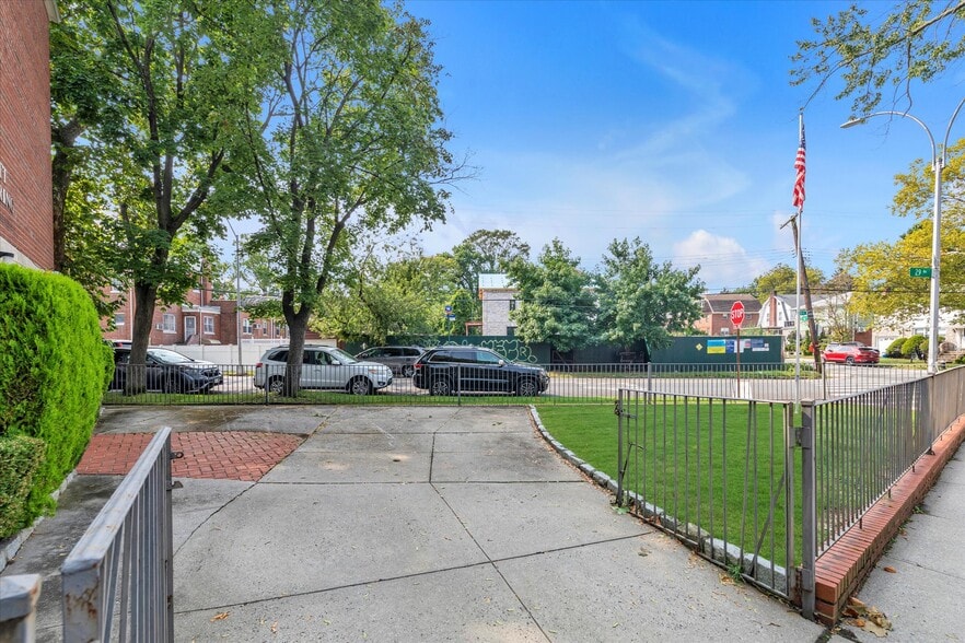 More Photos Of 2815 Bayside Ln, Flushing Office For Sale