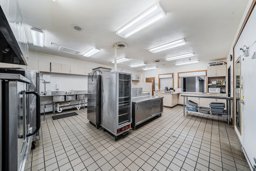 More Photos Of 689 Broadway, Berlin Restaurant For Sale