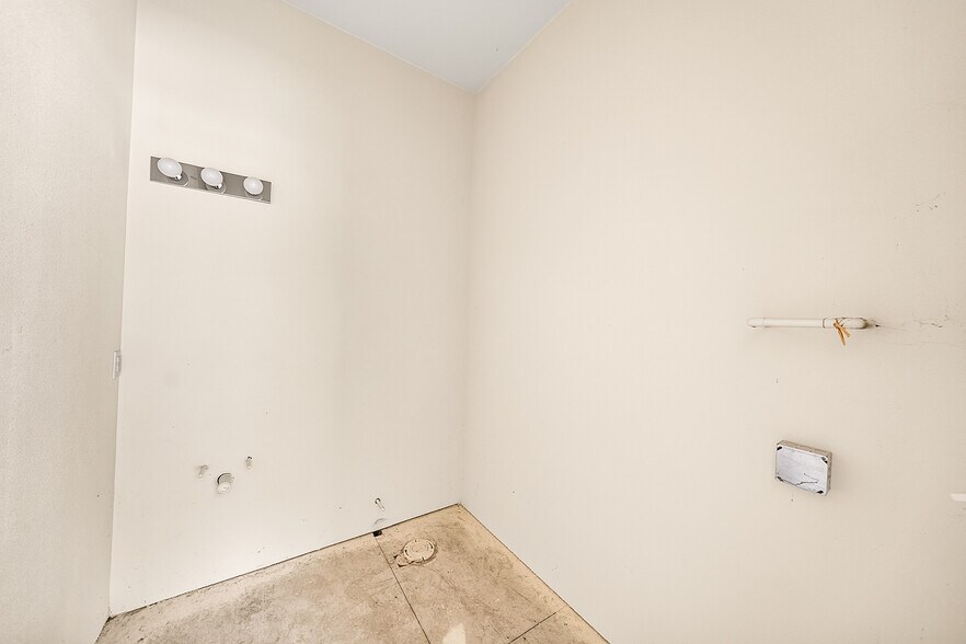 More Photos Of 209 S Old Pacific Hwy, Myrtle Creek Office For Sale
