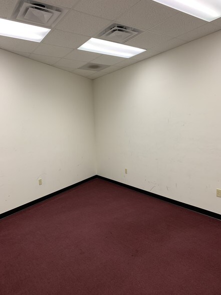 More Photos Of 5550 McFarland Blvd, Northport General Retail For Lease