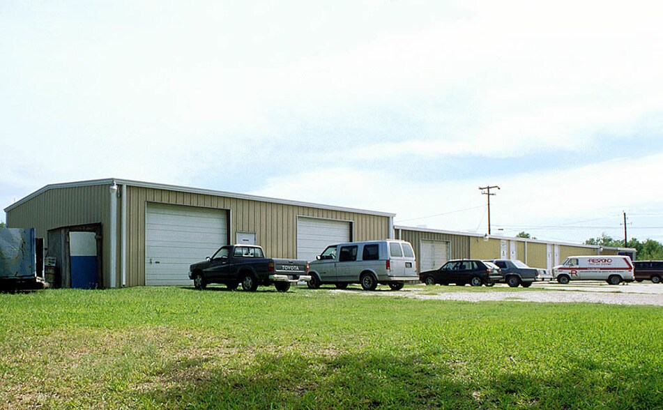 More Photos Of 10700 S Main St, Houston Warehouse For Lease