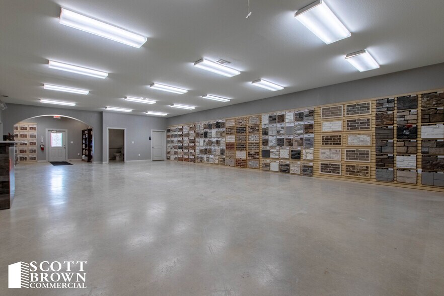 More Photos Of 1212 W Sherman Dr, Aubrey Showroom For Lease
