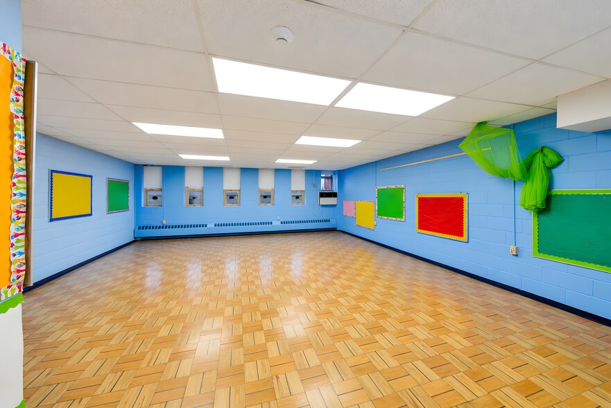 More Photos Of 5566 Kings Hwy, Brooklyn Schools For Lease