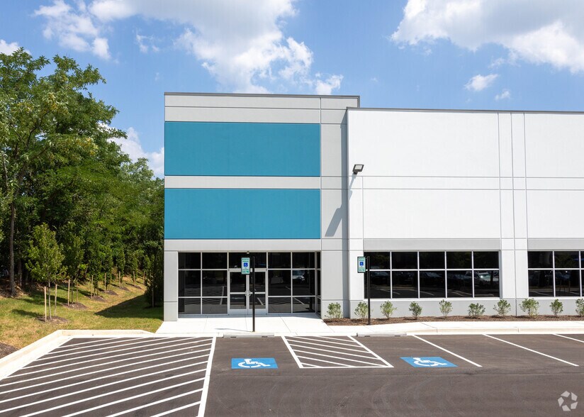 More Photos Of 852 International Dr, Linthicum Warehouse For Lease