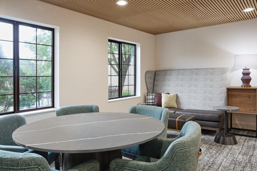 More Photos Of 300 W Romeo B Garrett Ave, Peoria Hotel For Sale