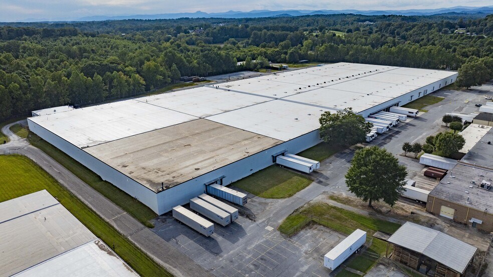 More Photos Of 840 SW Complex St, Lenoir Warehouse For Sale