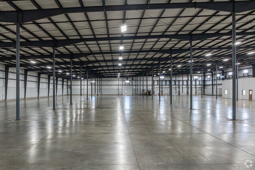 More Photos Of 1060 Commerce Dr, Farwell Manufacturing For Sale