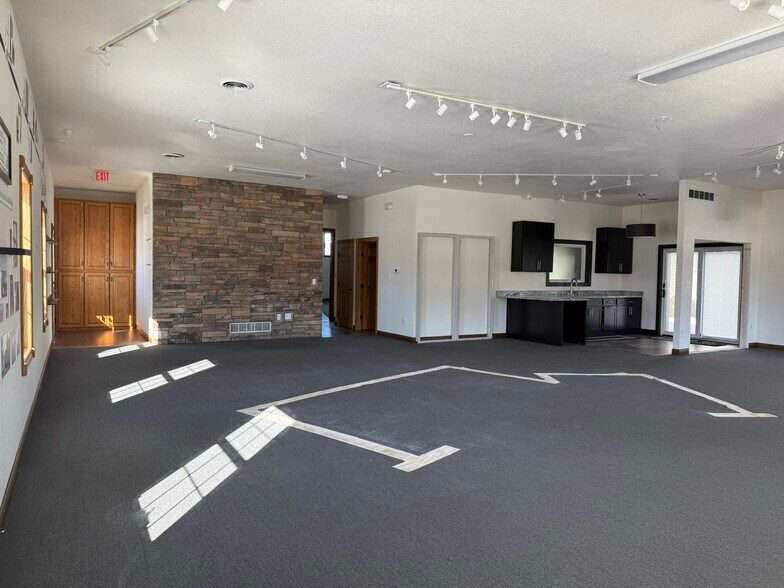 More Photos Of 517 Railroad Ave, West Des Moines Showroom For Lease