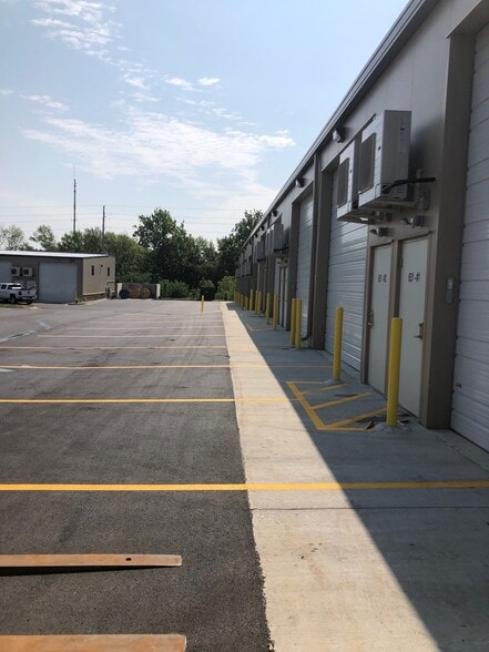 More Photos Of 681 NE Jefferson St, Blue Springs Warehouse For Lease