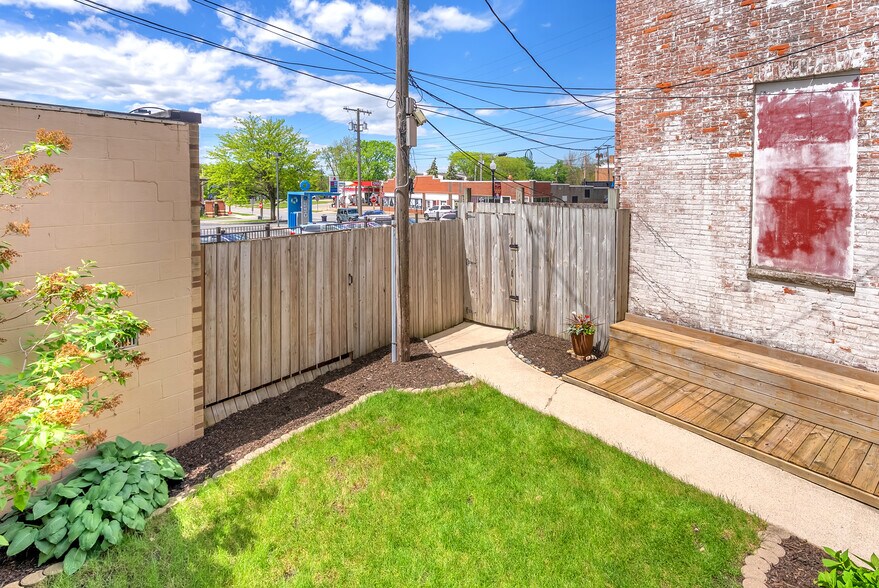 More Photos Of 105 1/2 S Court St, Crown Point General Retail For Sale