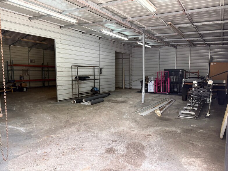 More Photos Of 301 Charlie Griffin Rd, Plant City Flex For Lease