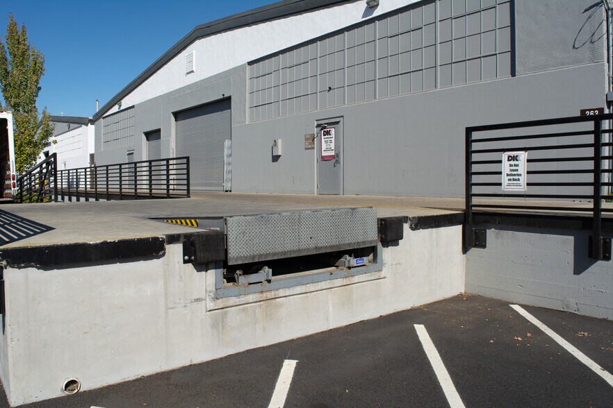 More Photos Of 5027 Roberts Ave, Mcclellan Flex For Lease