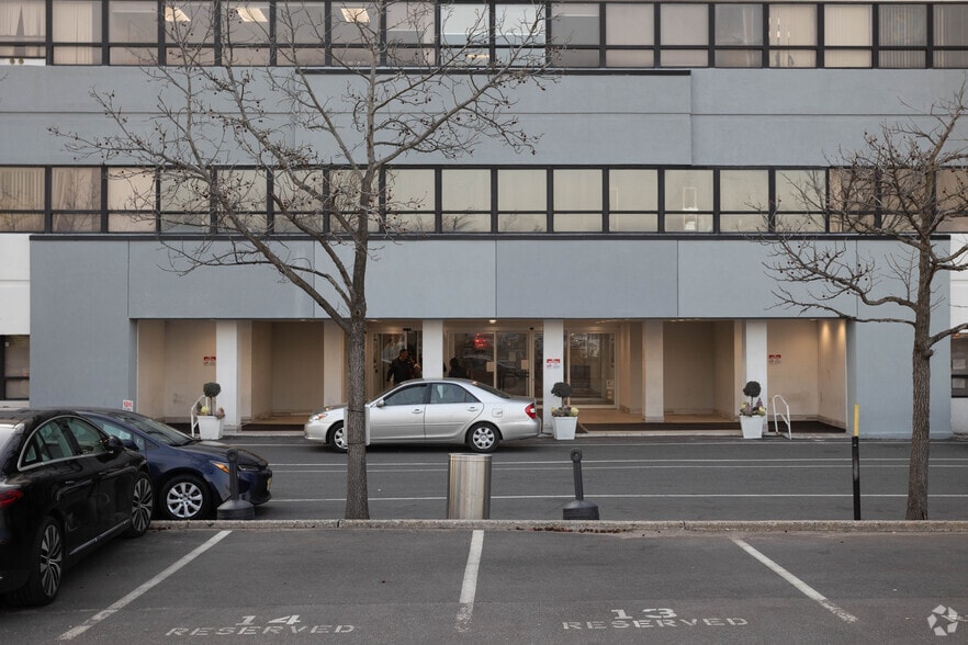 More Photos Of 1 Cross Island Plz, Jamaica Office For Lease