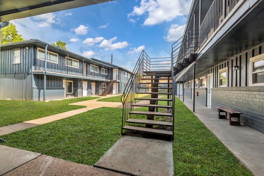 More Photos Of 4706 Yellowstone Blvd, Houston Apartments For Sale