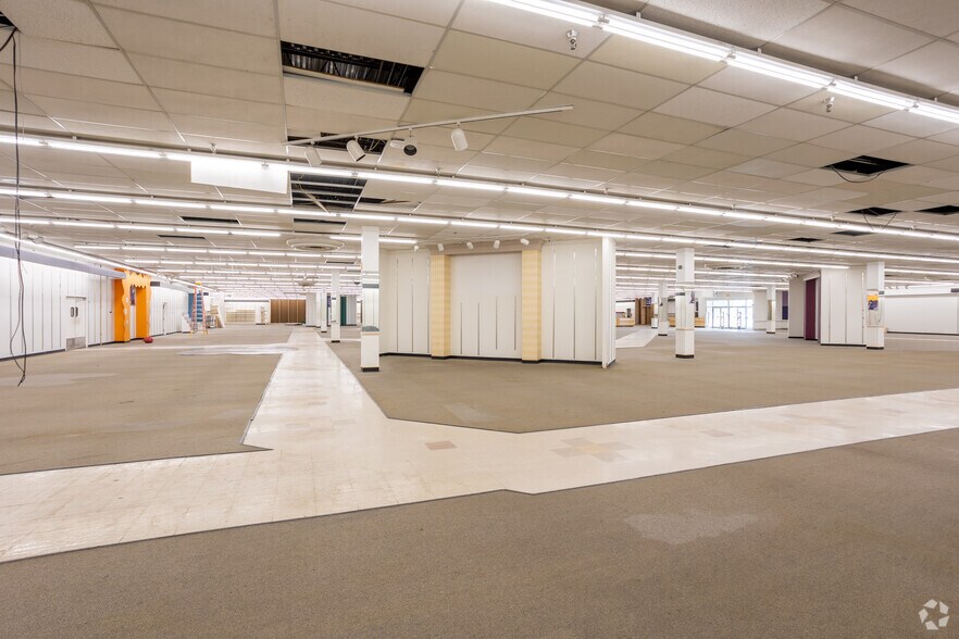 More Photos Of 1160-1300 E Army Post Rd, Des Moines Unknown For Lease