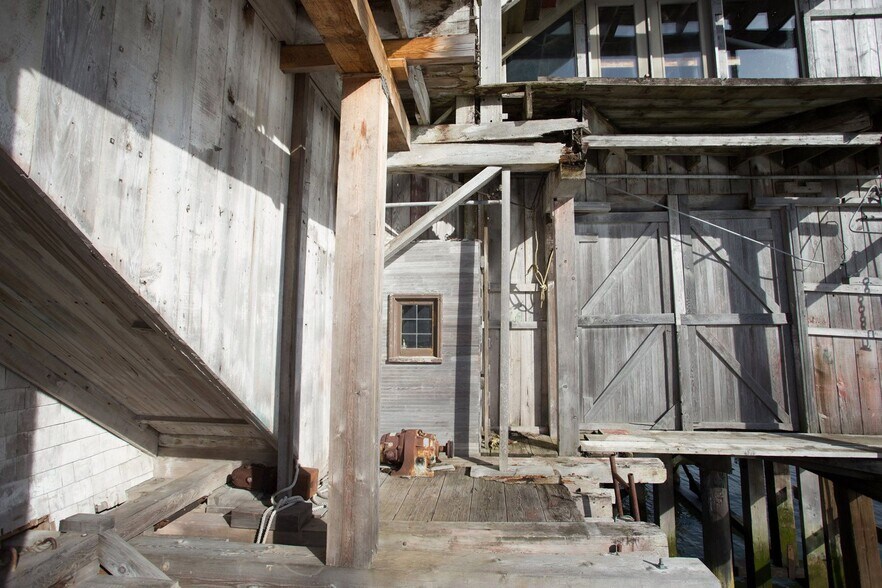 More Photos Of 100 31st St, Astoria Warehouse For Sale