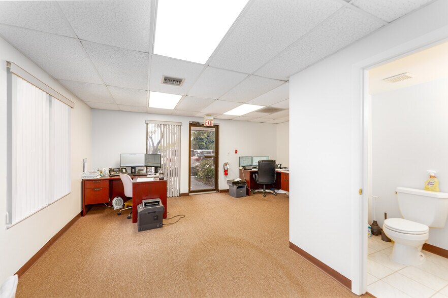 More Photos Of 31 Sarasota Center Blvd, Sarasota Office For Sale