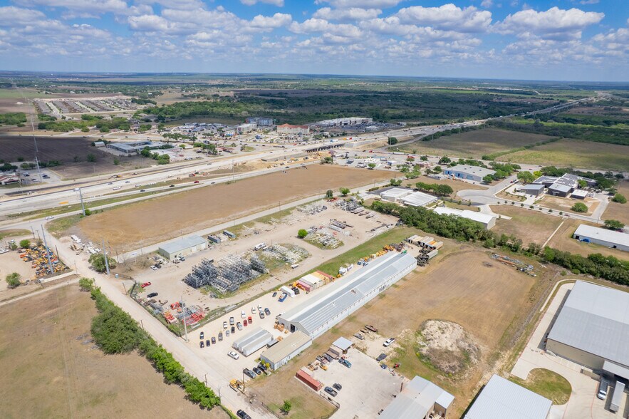 More Photos Of 2511 N Heideke St, Seguin Industrial For Sale