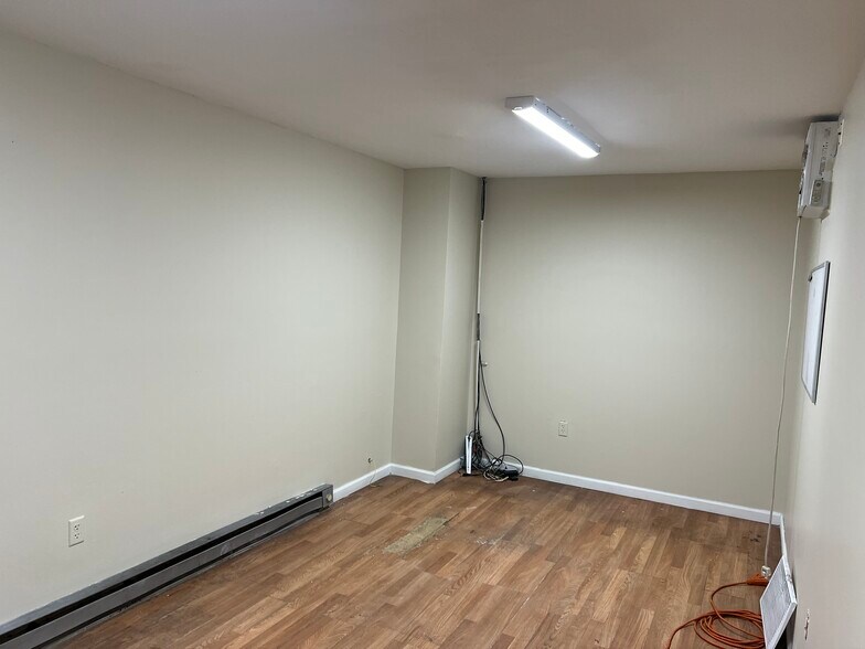 More Photos Of 8890-8942 Goodsite Dr, Hamilton Warehouse For Lease