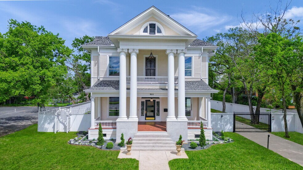 More Photos Of 511 S Travis St, Sherman Office For Sale