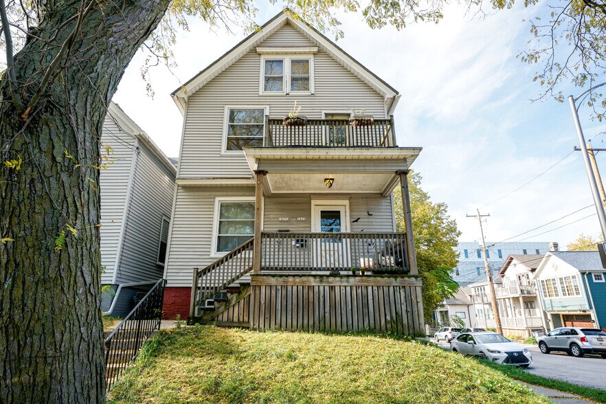 Primary Photo Of 1825 N Astor St, Milwaukee Apartments For Sale