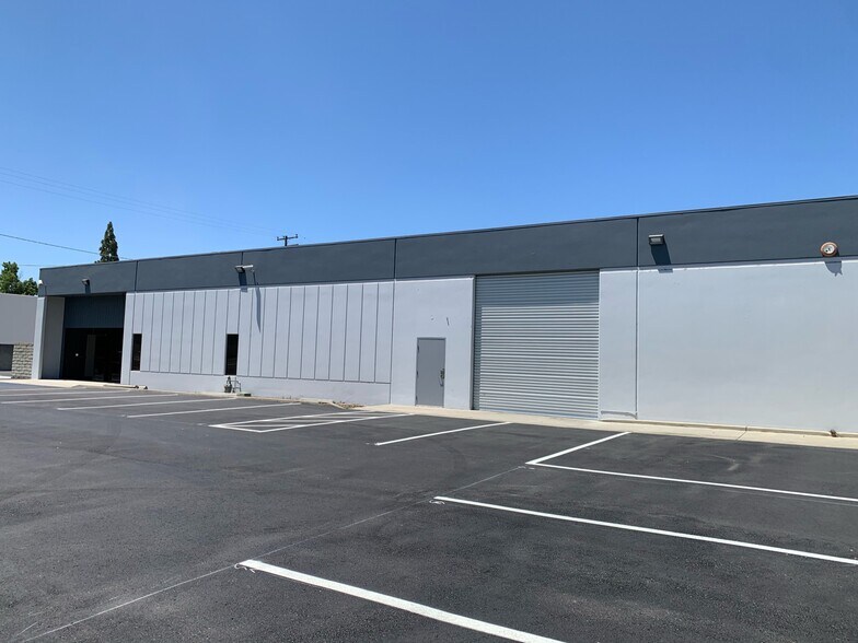 More Photos Of 1181 N Blue Gum St, Anaheim Warehouse For Lease