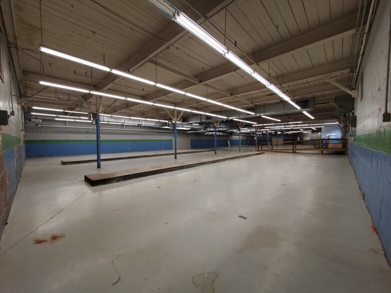 More Photos Of 94 E Adams St, Forsyth Warehouse For Lease