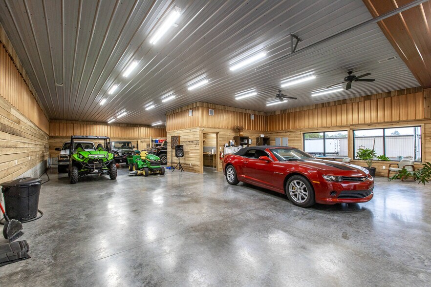More Photos Of 784 S 4th St, Danville Showroom For Sale