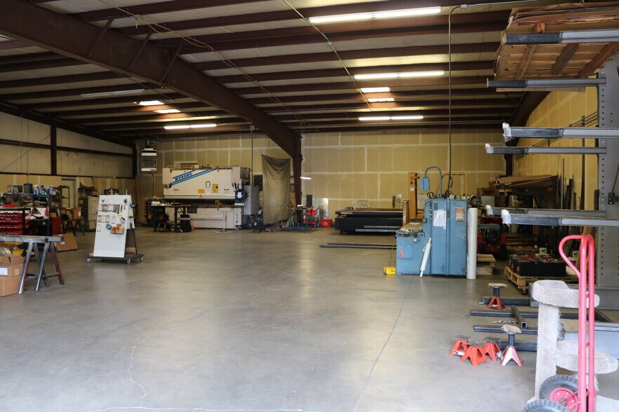 More Photos Of 45 SE Bridgeford Blvd, Bend Warehouse For Lease