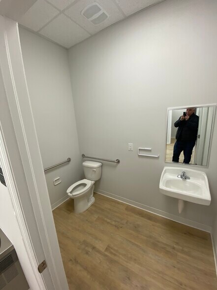 More Photos Of 665-677 S Kings Ave, Brandon Medical For Lease