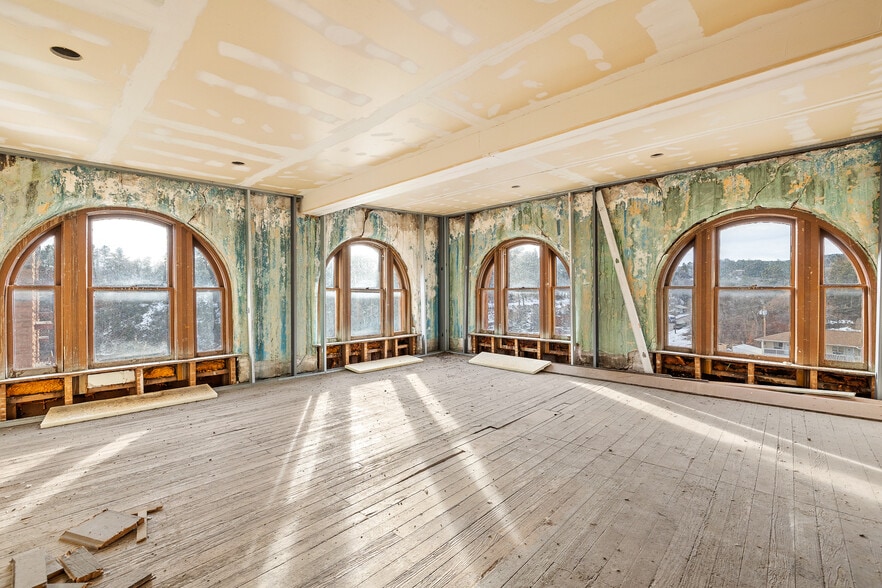More Photos Of 603 N River St, Hot Springs Hotel For Lease