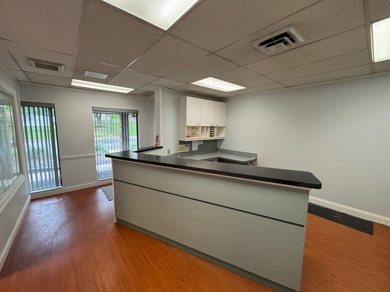 More Photos Of 14378-14390 Woodlake Dr, Town and Country Office For Sale