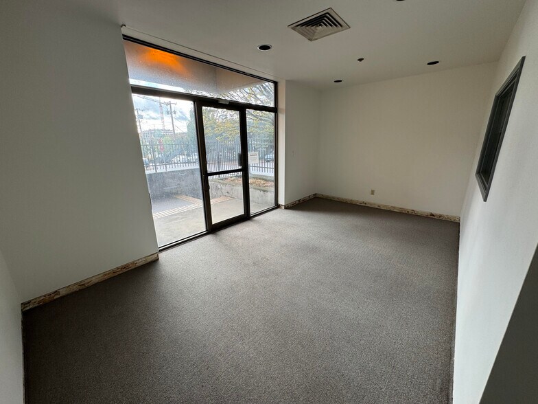 More Photos Of 1011 SE Oak St, Portland Industrial For Sale