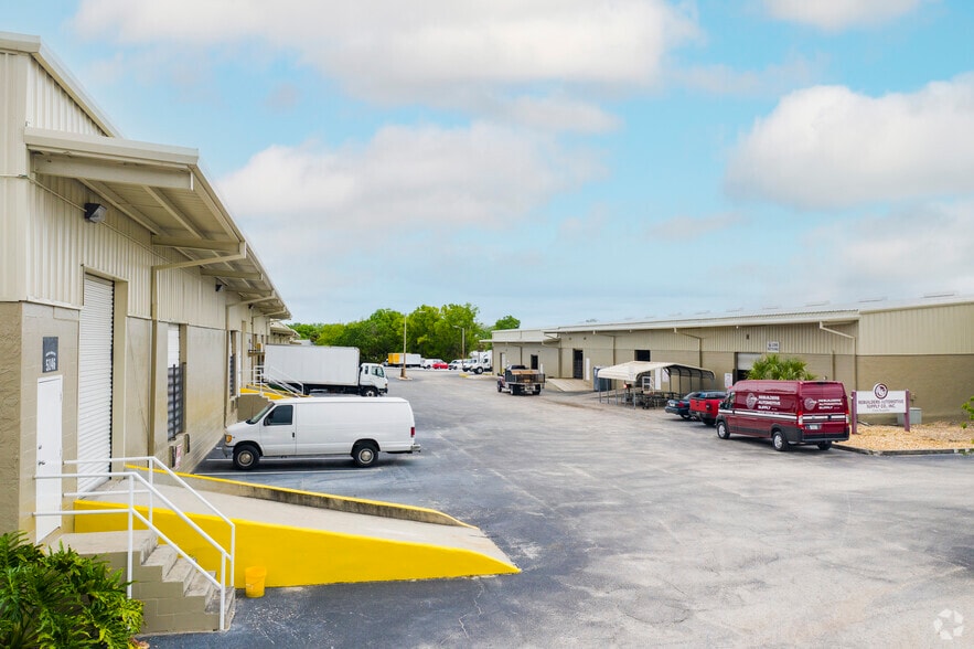 More Photos Of 5146-5283 Le Tourneau Cir, Tampa Warehouse For Lease