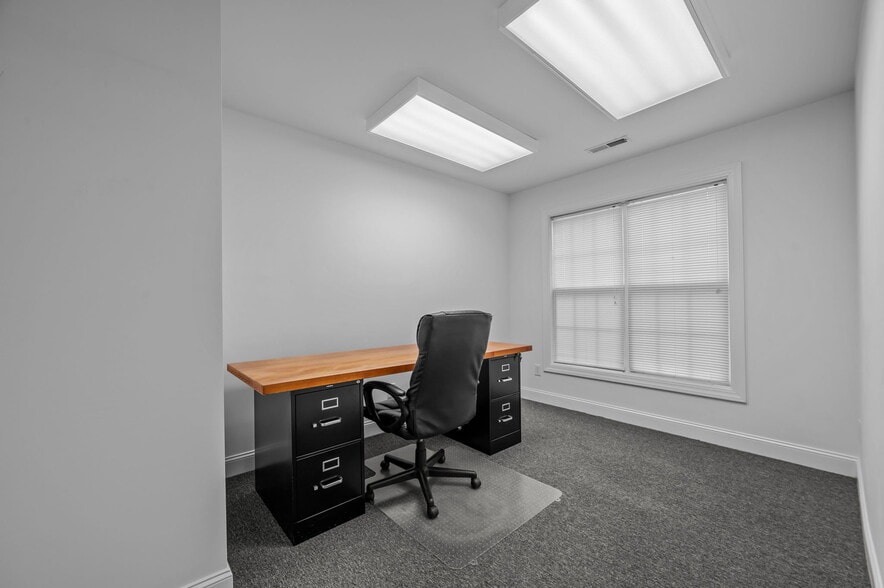 More Photos Of 125 Oakmont Dr, Greenville Office For Sale
