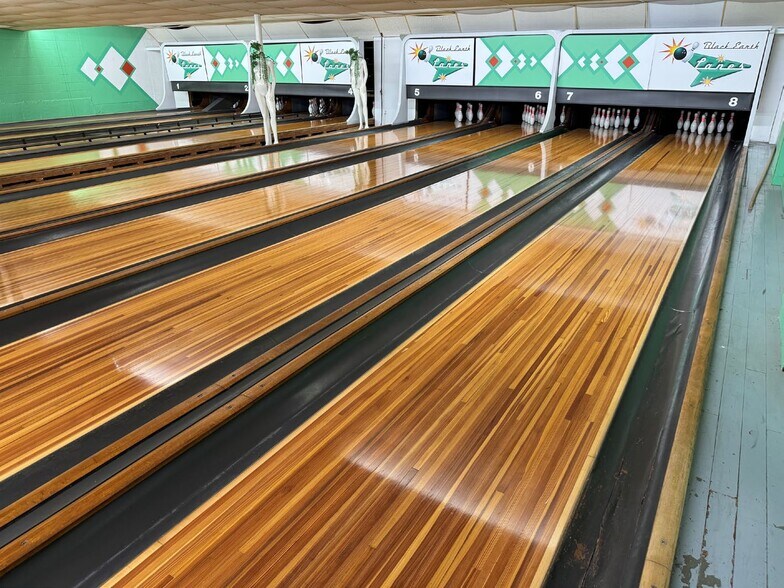 More Photos Of 1031 Mills St, Black Earth Bowling Alley For Sale