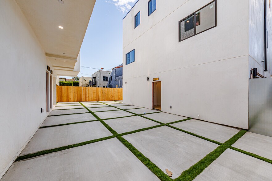 More Photos Of 5209 W 20th St, Los Angeles Multifamily For Sale