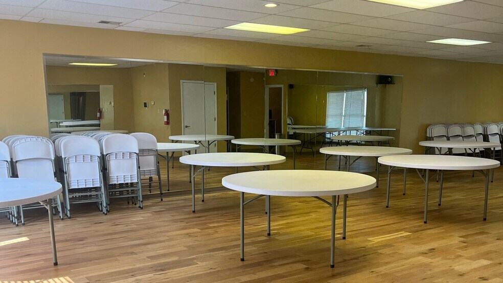 More Photos Of 18043 Bluegrass Pkwy, Louisville Office For Sale