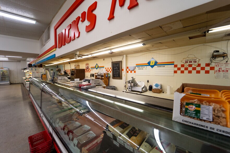 More Photos Of 1302 E Crestwood Dr, Victoria Storefront For Sale