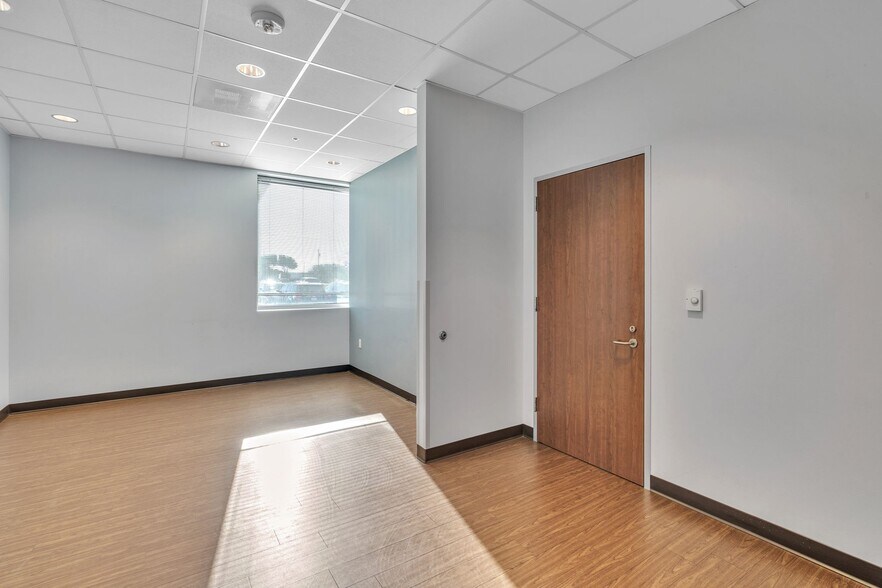 More Photos Of 341 Wheatfield Dr, Sunnyvale Medical For Lease