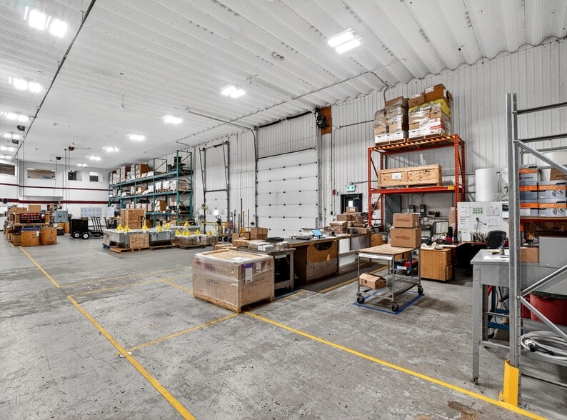 More Photos Of 425 Boul Ford, Châteauguay Manufacturing For Sale